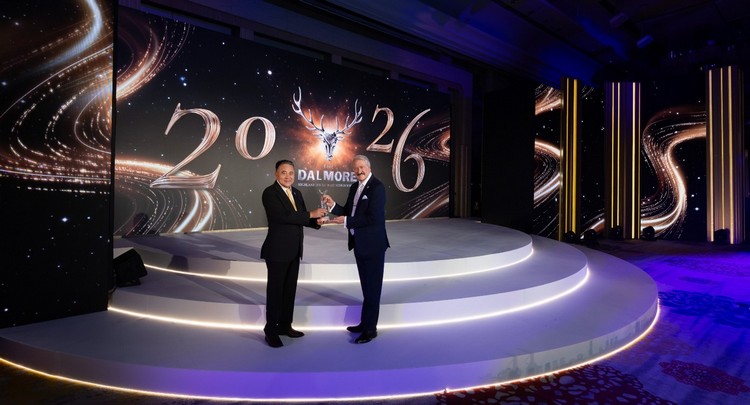 左起尚格酒業奚大寧董事長，頒發「傳奇貢獻獎」給大摩首席釀酒師 Richard Paterson以表彰台灣消費者對大摩的喜愛