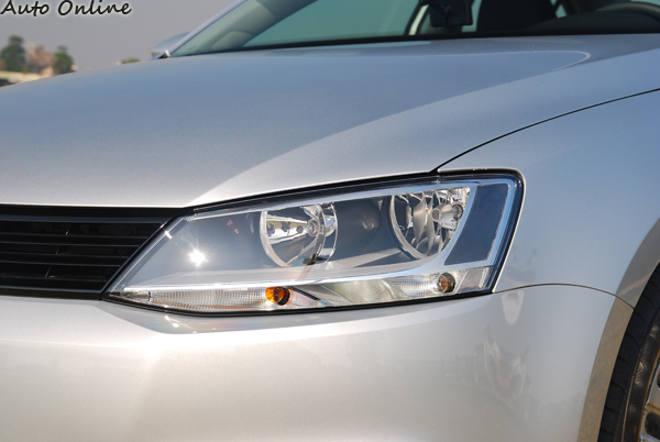 新Jetta融入最新Volkswagen家族設計之犀利的DNA,從鍍鉻飾條鋼琴烤黑水箱護罩。