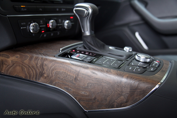 不少車廠喜愛用木紋飾板,放在AUDI上那種科技與自然的對比好像就更強一些。