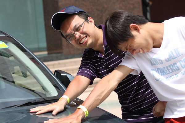 SUBARU在現場提供「體驗區」,讓觀眾也能試試「手氣」,只要超過規定時數就能獲得不同的精品。幾位已經退出比賽的台灣選手看來體力無處發洩,休息過後再度前往體驗區,冒著高溫在太陽下硬撐過2小時,最後分別順利抱回SUBARU小熊乙隻。