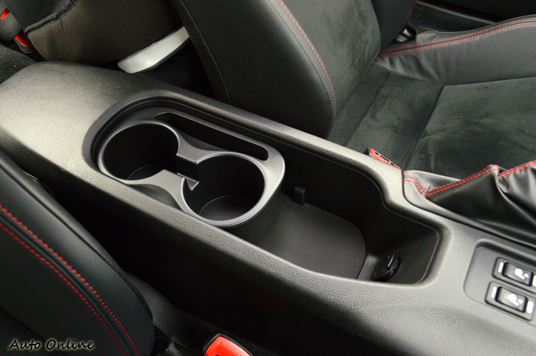 沒有中央扶手但有置杯架功能。