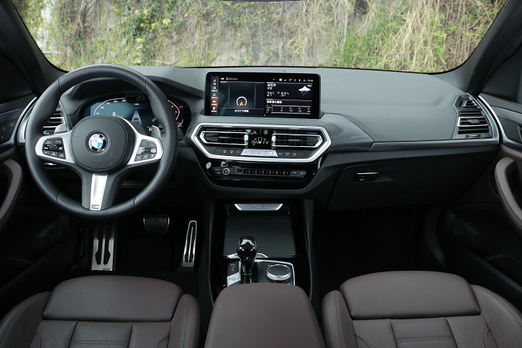 小改款車內變動幅度不小，但依舊維持BMW家族元素，以駕駛者為導向的設計概念以及提升車內科技感。