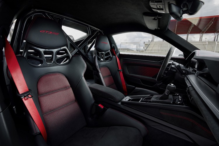 911 GT3 RS 可免費升級 Clubsport 賽車運動套件以及加價選裝 Weissach 套件。