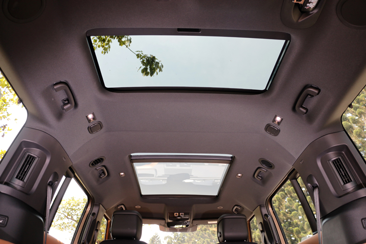 130取消了原有的左右兩側觀景天窗,卻在第三排增加一個觀景窗。