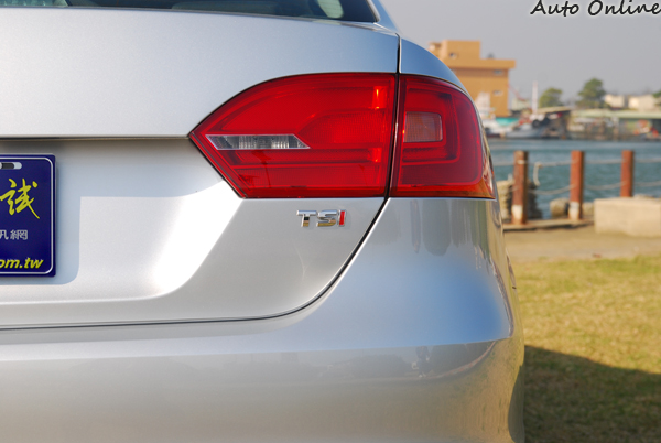 新Jetta的兩片式車尾燈設計,呈現出新Jetta動感、優雅、時尚的整體外觀,不過看起來類似哪ㄧ代的A4尾燈啊?