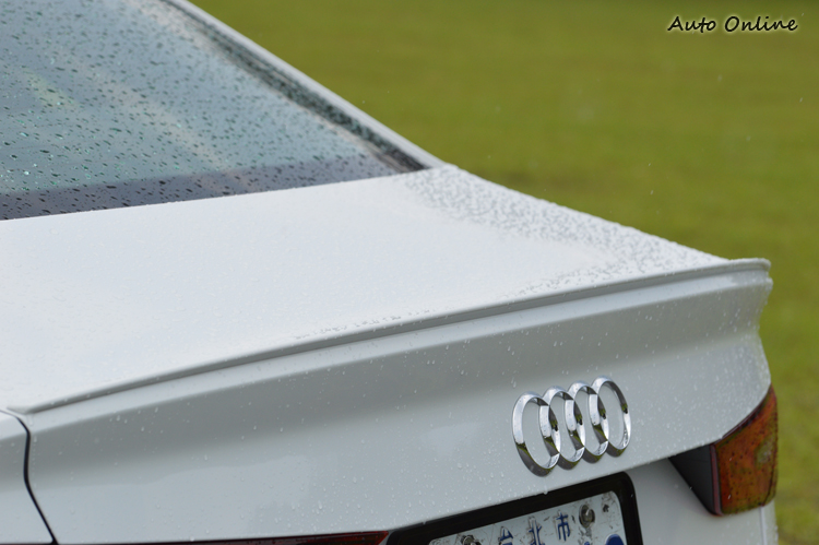 S3 Sedan就算是專屬外觀配件也不太起眼,小鴨尾就是其中一例。