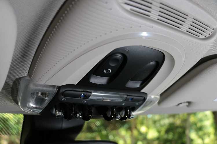 MINI Connected智慧互聯駕駛遇到事故，可藉由車頂求救按鈕向外求援。