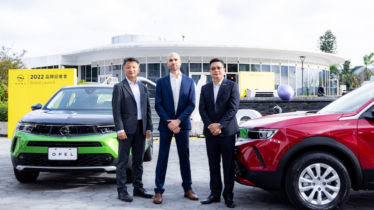 Opel 汽車式宣佈回台灣市場！首波上市的 Mokka 以及 Mokka-e 很快就會在國內推出。照片左起 Stellantis 集團區域經理 Jacques Lin、OPEL 總部代表 Justin Scott、OPEL Taiwan 吉汽車王偉明總經理。