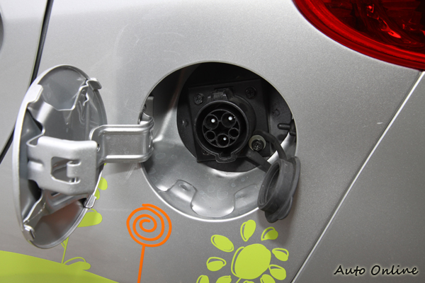 原本的加油孔已改為充電插頭,將來如果能把每個車廠的插頭統一規格化,相信會帶給消費者更多方便。