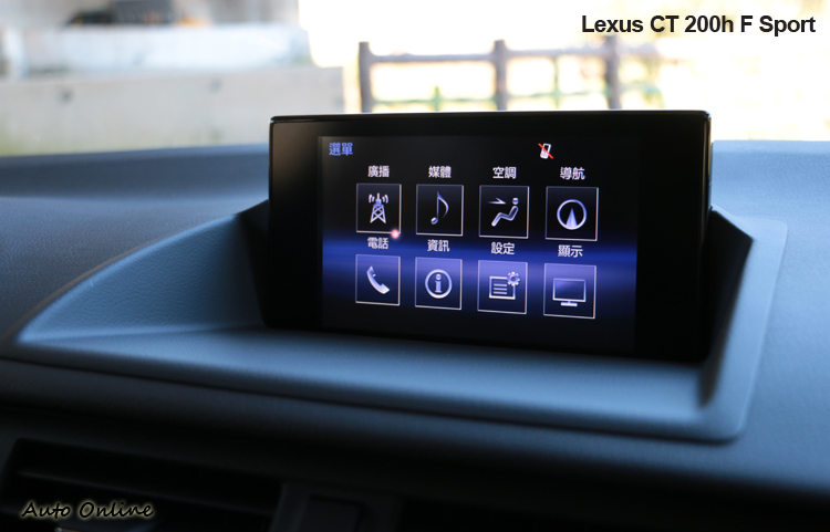 中控台上7吋LED背光螢幕，車主能輕鬆操控導航、空調系統、藍芽通訊、音樂撥放與倒車顯影功能。