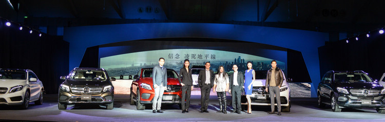 凱渥名模群與台灣賓士總裁邁爾肯(左三)、副總裁司達恆(右三)、金曲歌王「亂彈阿翔」(中),與豪華休旅大軍合影。