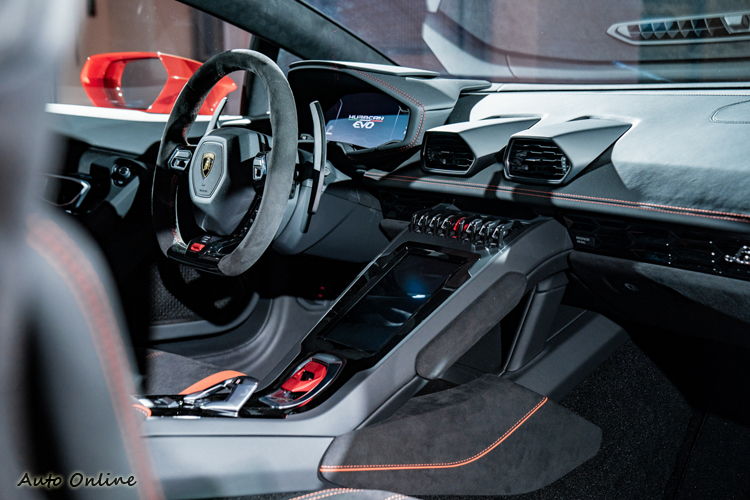Huracan EVO有著俐落而高質感的內裝特色，並且導入8.4 英寸 HMI 觸控式螢幕。