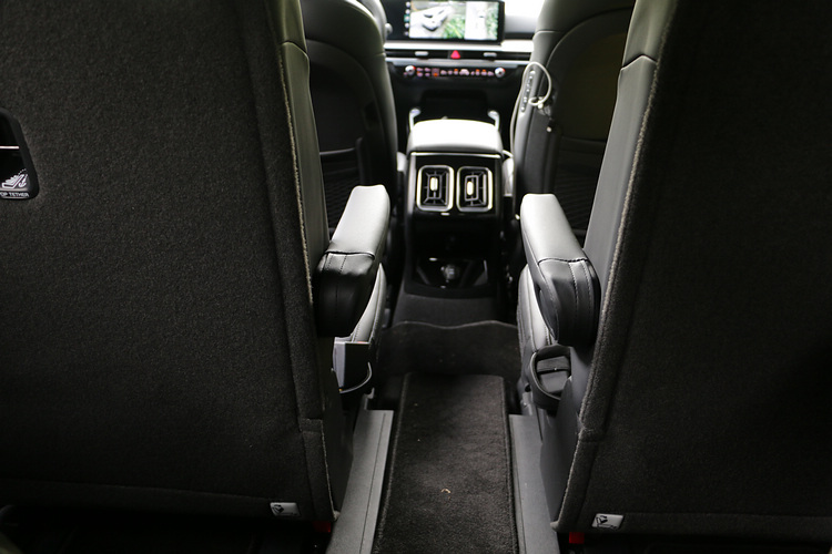 六人座獨立座椅設計的好處之一,就是中央保留讓後排乘客進出的空隙。