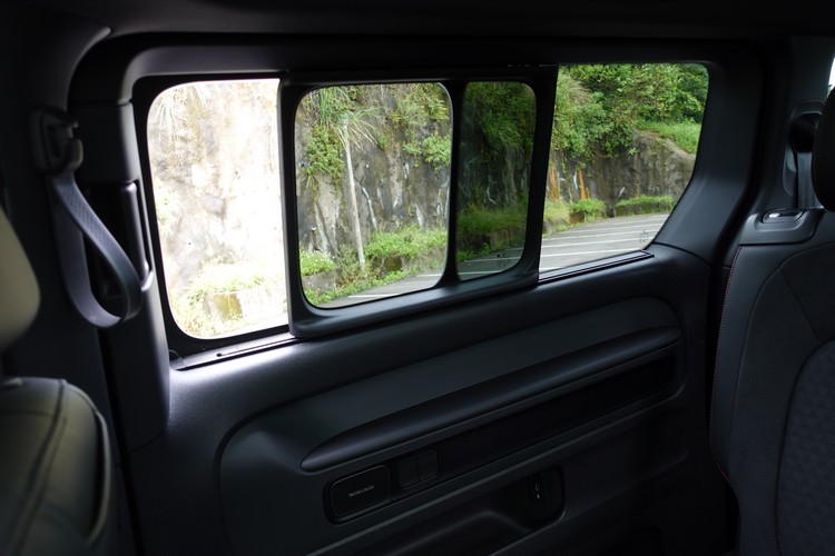 兩側車門都配置了電動小滑窗,果然是尊榮級禮遇。