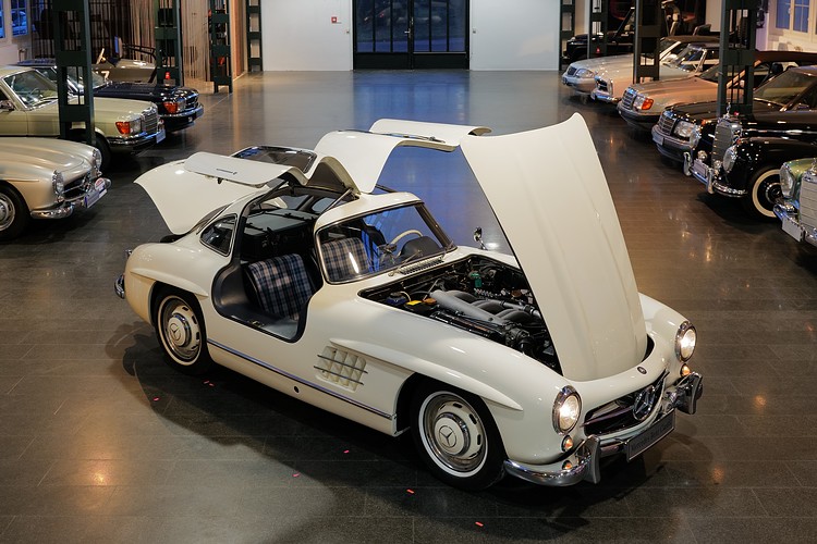 300 SL Gullwing雖然造型優美,但價格極其昂貴,車商認為市場需要的是更容易入手的類似車型。
