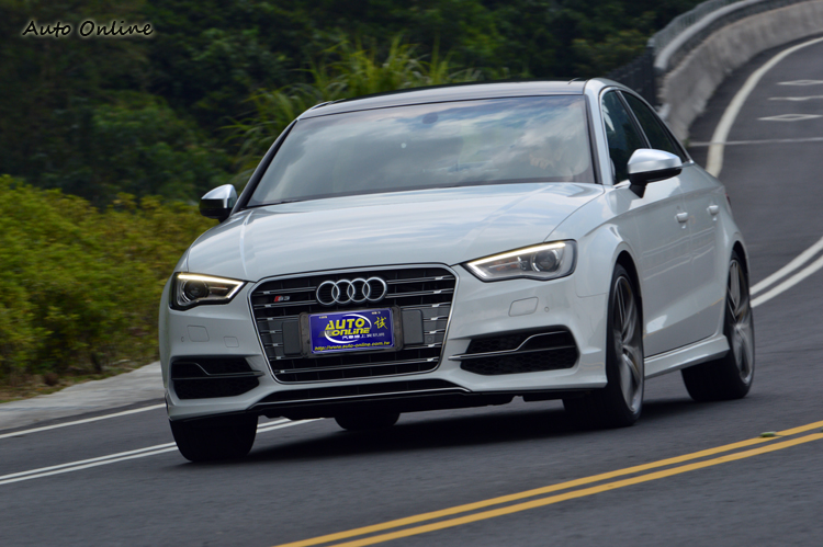 這款車證明不需要一昧追逐Coupe造型,也能擁有帥氣有型的外觀。