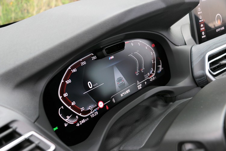 科技感源自於駕駛者前方12.3吋虛擬數位儀錶以及中控台上方新12.3吋觸控螢幕所構成。