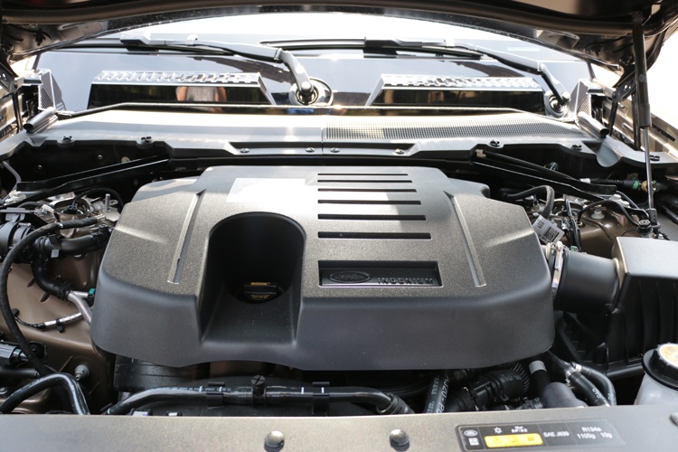 台灣所販售的Defender首次導入P400動力,搭載一具3.0升直列六缸渦輪增壓汽油引擎,最大馬力可輸出400匹,最大扭力達到550牛頓米。