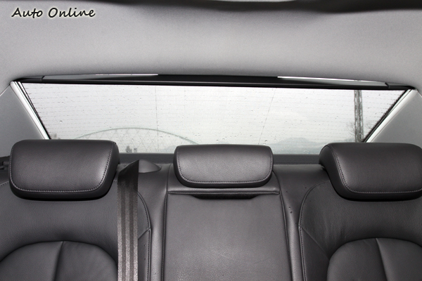 電動後遮陽簾看似沒多高科技,但車輛排入R檔時會自動降下,入前進檔時又會自動回復,很多國內車廠模仿卻只有模仿半套而已。