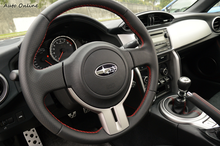 方向盤的尺寸偏大,不過握感設計還不錯。