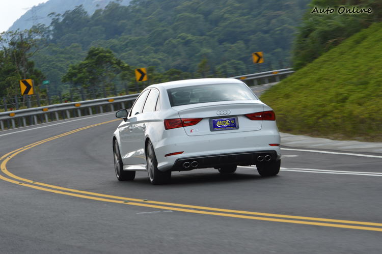 四出排氣尾管透過特殊排氣回壓設計創造出熱血的排氣聲浪。