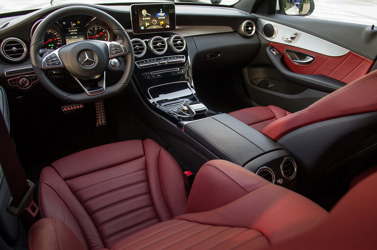 C 250 Estate AMG Line以三幅多功能平底造型的方向盤及紅色ARTICO AMG專屬跑車座椅,展現全新運動化風格。