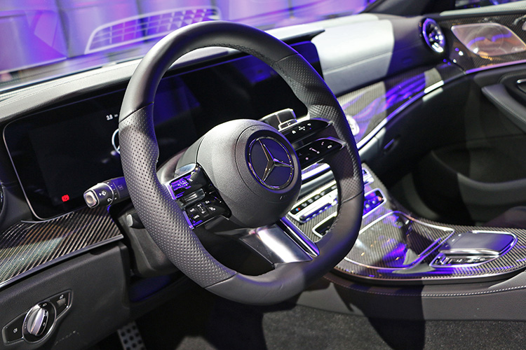 全新配備的電容式觸控多功能平底跑車方向盤，採用Nappa 真皮包覆，質感與功能性更為上乘。