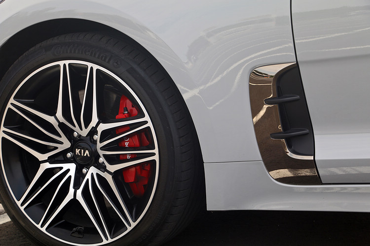 這組新的19吋輪圈搭配Brembo紅色煞車卡鉗，看起來十分搶眼。