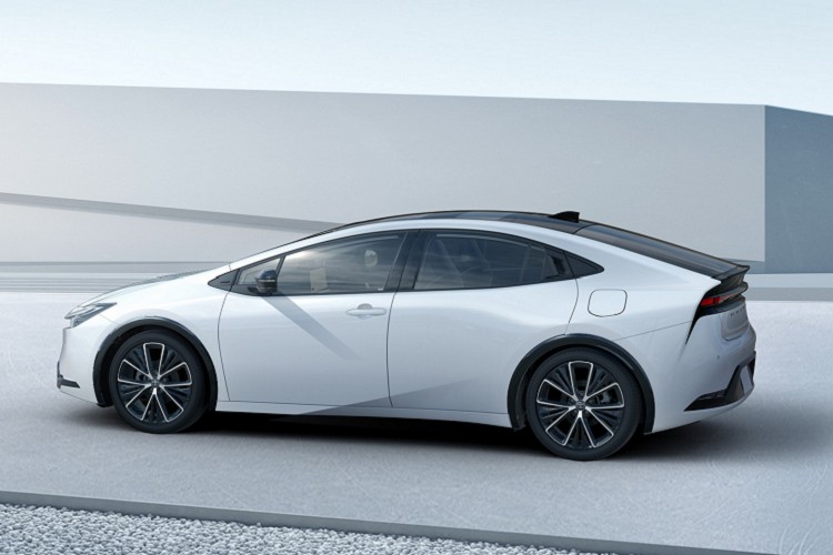 新世代 Toyota Prius 亮相，續航里程提升 50%，控螢幕大＋小邁向未來化