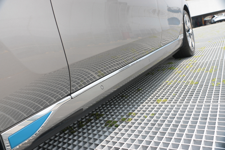 車門可全自動開啟,側裙上布滿偵測用雷達感知器。