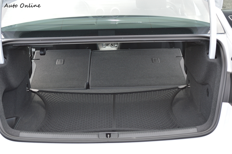 後座椅背可以分離摺疊,增加了載運大型物品的空間。