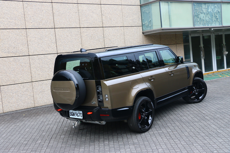 車尾加長後相對受到影響,進入、穿越、離去角分別為38度、28度與29度,涉水高度則有90公分。