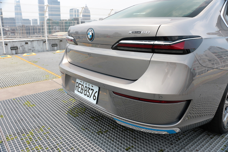 車身四周可以看到湛藍色的點綴,這是i7電動車所專屬。