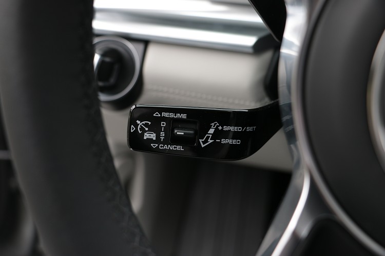  主動車距控制在方向盤後方的撥桿。