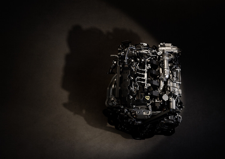 MAZDA獨家火花控制壓燃點火技術，實現兼具柴油引擎省油、充沛扭力以及汽油引擎高轉輸出、低排放的優點，達成動能與節能完美平衡的高效表現。 