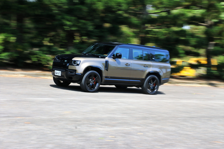 一輛可以載人、載貨,又能上山下海的粗獷休旅車,非Defender莫屬。