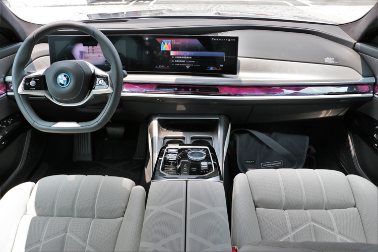 車內四周有互動式導光條,可透過My Mode或者車輛功能進行燈光上的變化。