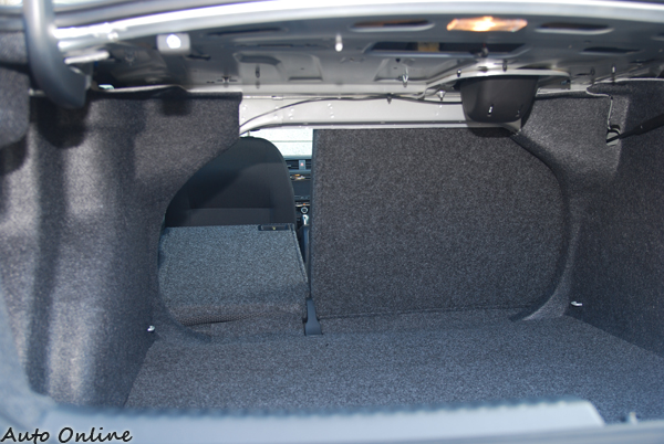 4/6分離的後座椅,還可向前傾倒連接行李廂。