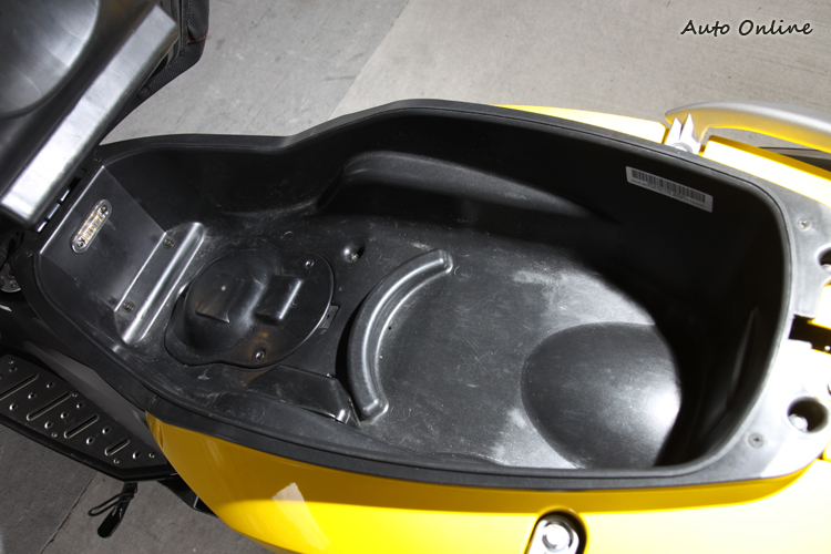 椅墊下方的置物空間夠寬也算平整,但深度一般,放進3/4安全帽沒有問題。