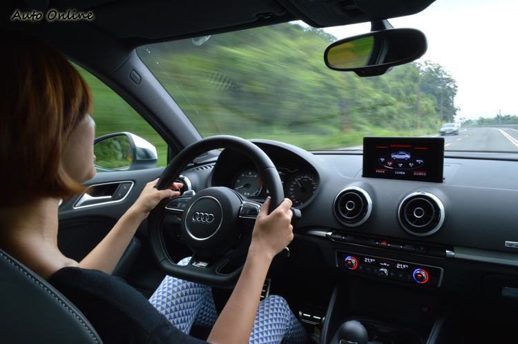 駕駛界面設計得很人性化,視野相當良好,即使是女性也會喜歡。