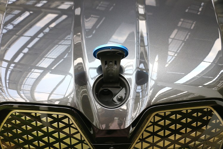 雙腎形水箱護罩具有Shy Tech隱形科技，不慎刮傷會自行修復；上方的BMW Logo則雨刷水注入口。