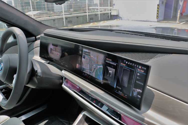 12.3吋與14.9吋雙螢幕建構出大型曲面螢幕,透過iDrive 8.0系統來控制所有功能。