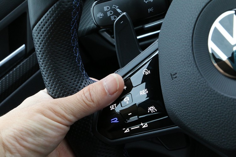 大尺寸換檔撥片，加上R款專屬的快捷鍵，讓車輛可以快速進入戰鬥狀態。