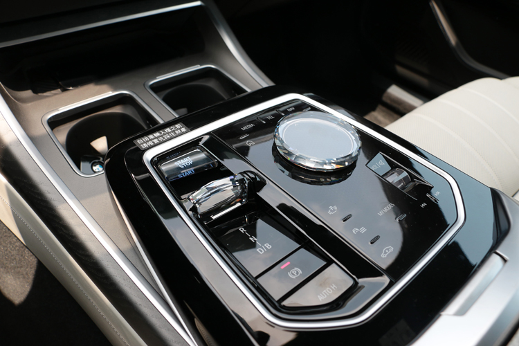 中央鞍座上是車輛控制的主要介面位置,除了排檔外還有車高、My Mode、音量以及iDrive旋鈕,並用水晶作為點綴。