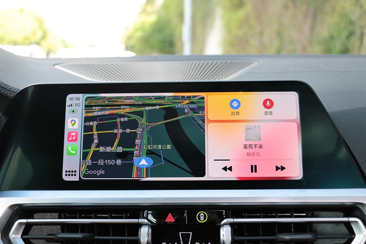 10.25吋的中控台螢幕使用iDrive 7.0系統，支援Apple CarPlay與Android Auto。