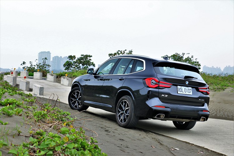 BMW聰明的xDrive智慧型可變四輪傳動系統，能夠根據路況彈性分配驅動力至前後軸。