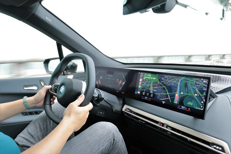 駕駛者前方12.3吋虛擬儀表板和14.9吋中控台觸控螢幕構成一體式懸浮曲面螢幕散發未來感。