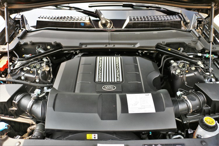 5.0升排氣量結合V8配置以及雙轉子機械增壓，最大馬力可壓榨出525匹/6,500rpm以及63.7公斤米/5,500rpm最大扭力。
