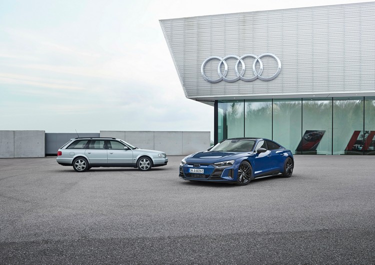 quattro GmbH名義上的第一款新車S6 plus與最新RS e-tron GT合影。