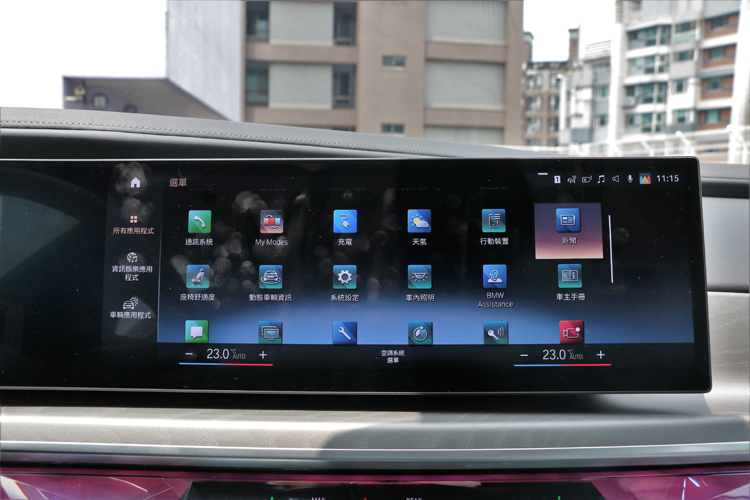 影音操作介面已相當熟悉,觸控螢幕很容易留下指紋。